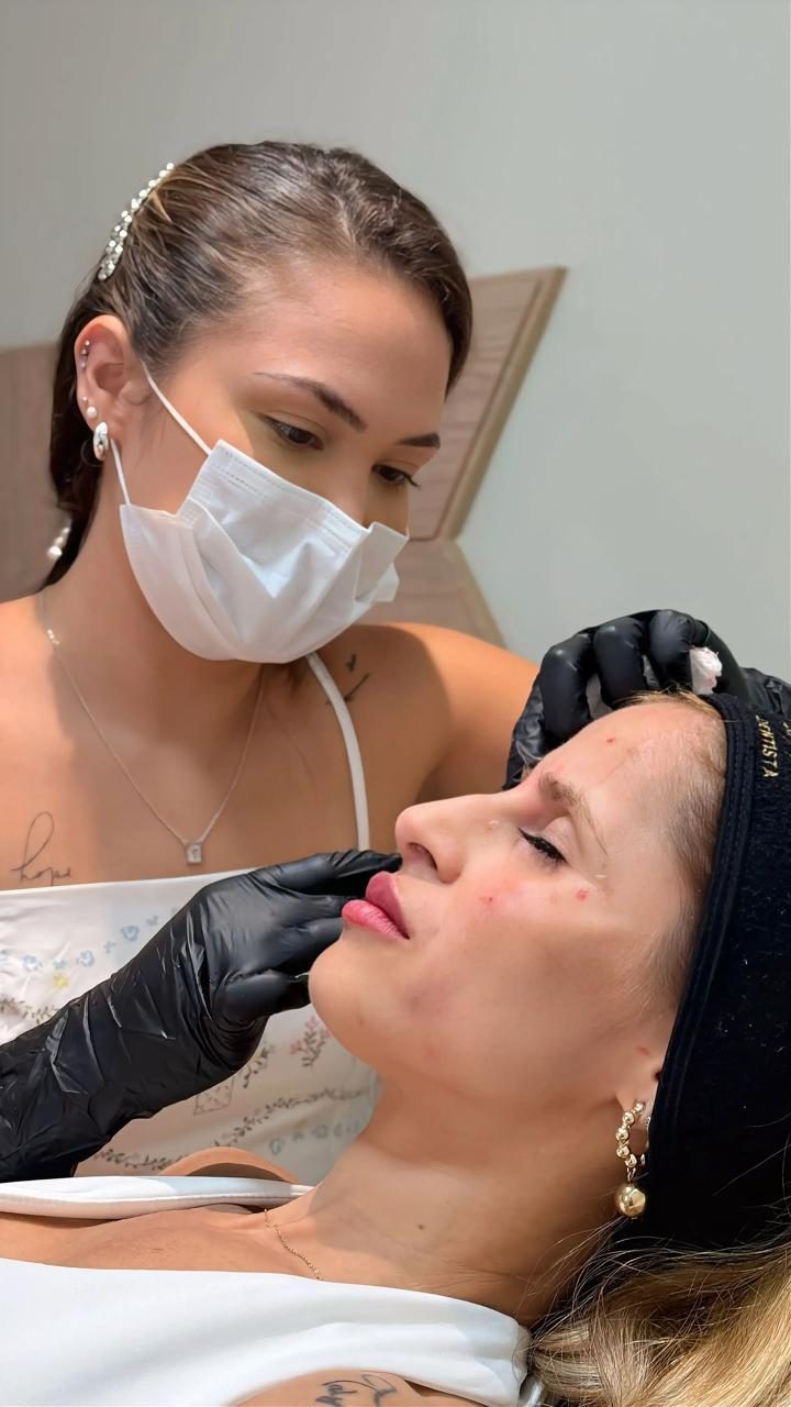 Dra. Bia Falcão realizando um procedimento em uma paciente